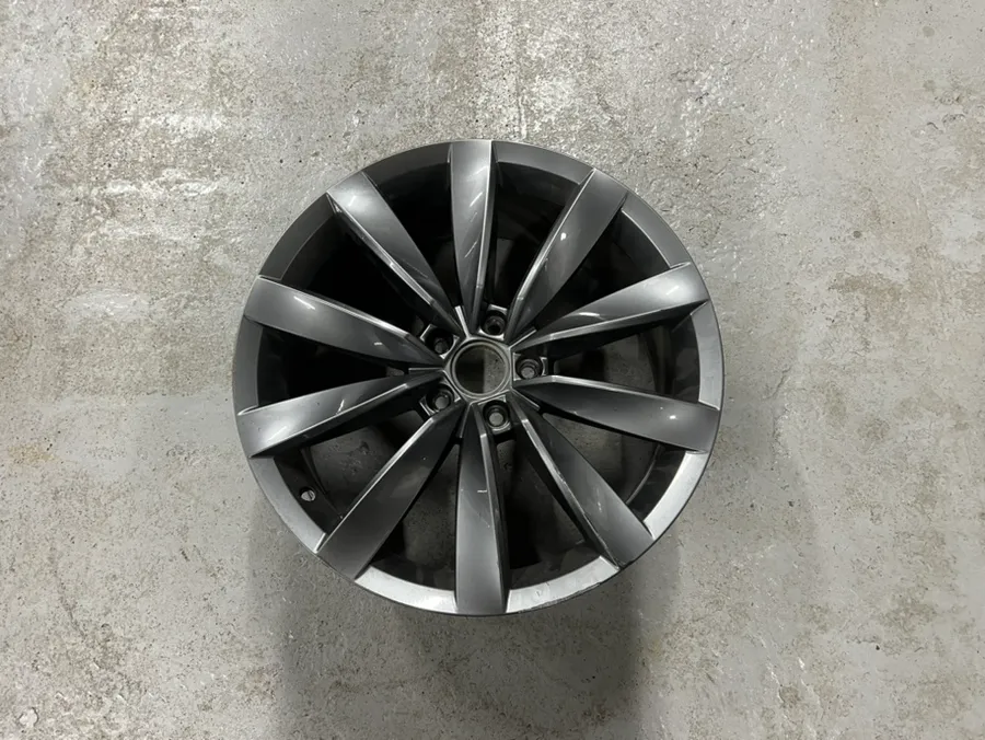 Volkswagen Arteonのホイールリペア・塗装事例 施工写真 1-2
