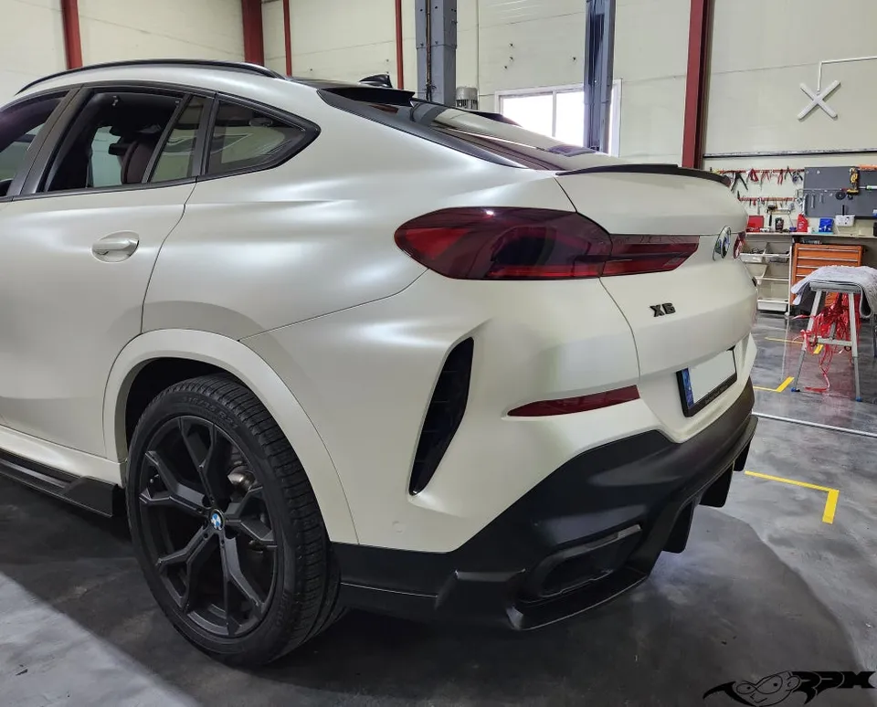 BMW X6のカーラッピング事例｜サテンブラックとライムグリーンの個性派スタイル 施工写真 1-1