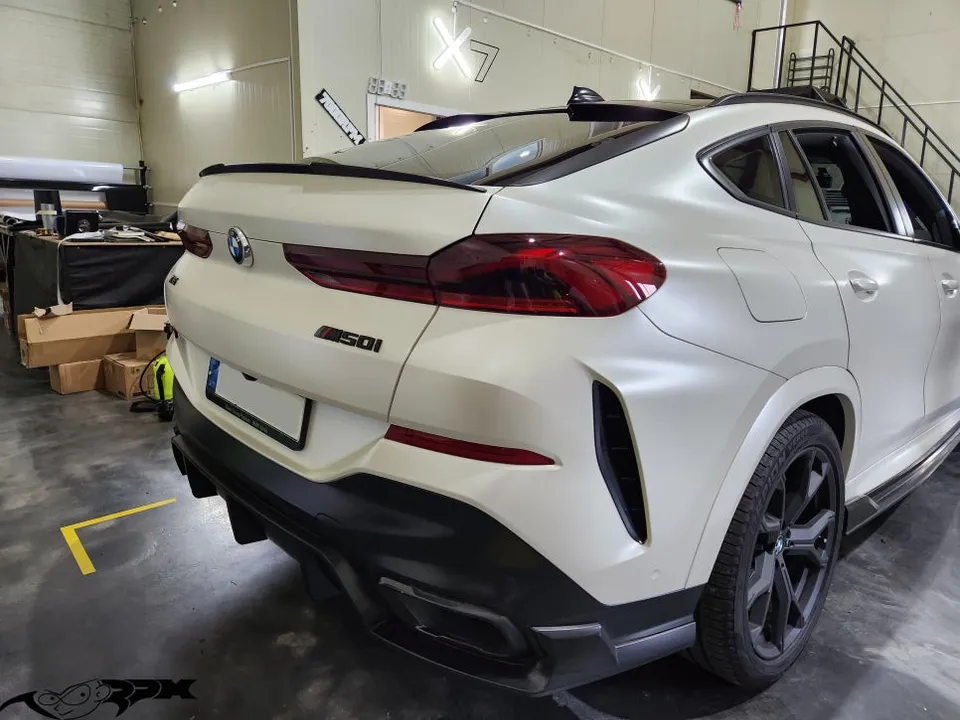BMW X6のカーラッピング事例｜サテンブラックとライムグリーンの個性派スタイル 施工写真 2-1