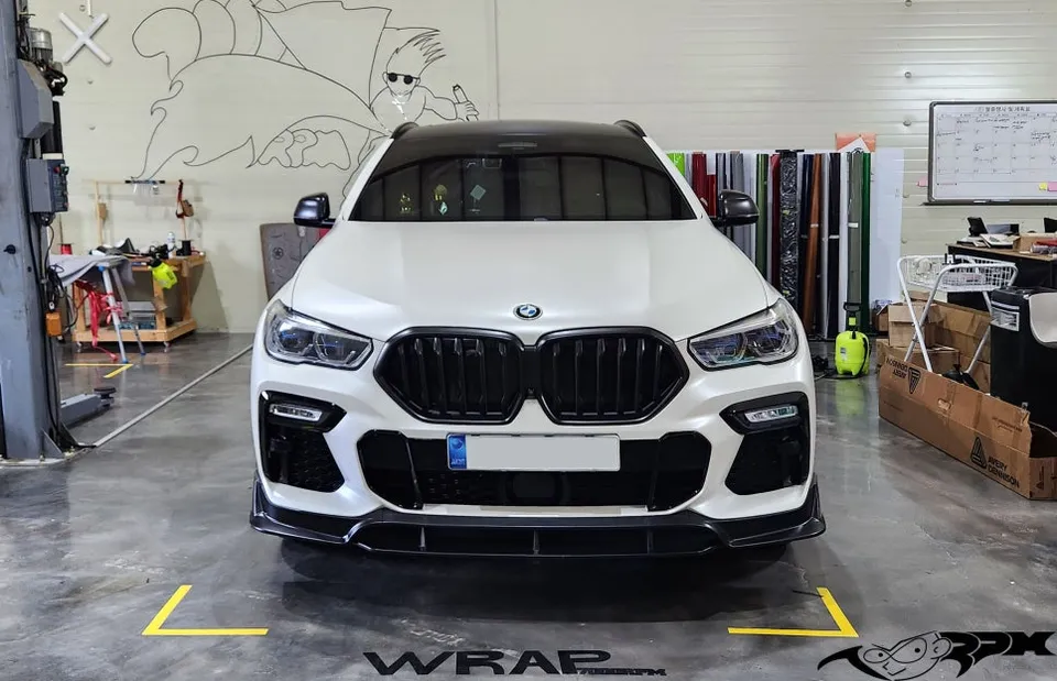 BMW X6のカーラッピング事例｜サテンブラックとライムグリーンの個性派スタイル 施工写真 3-1