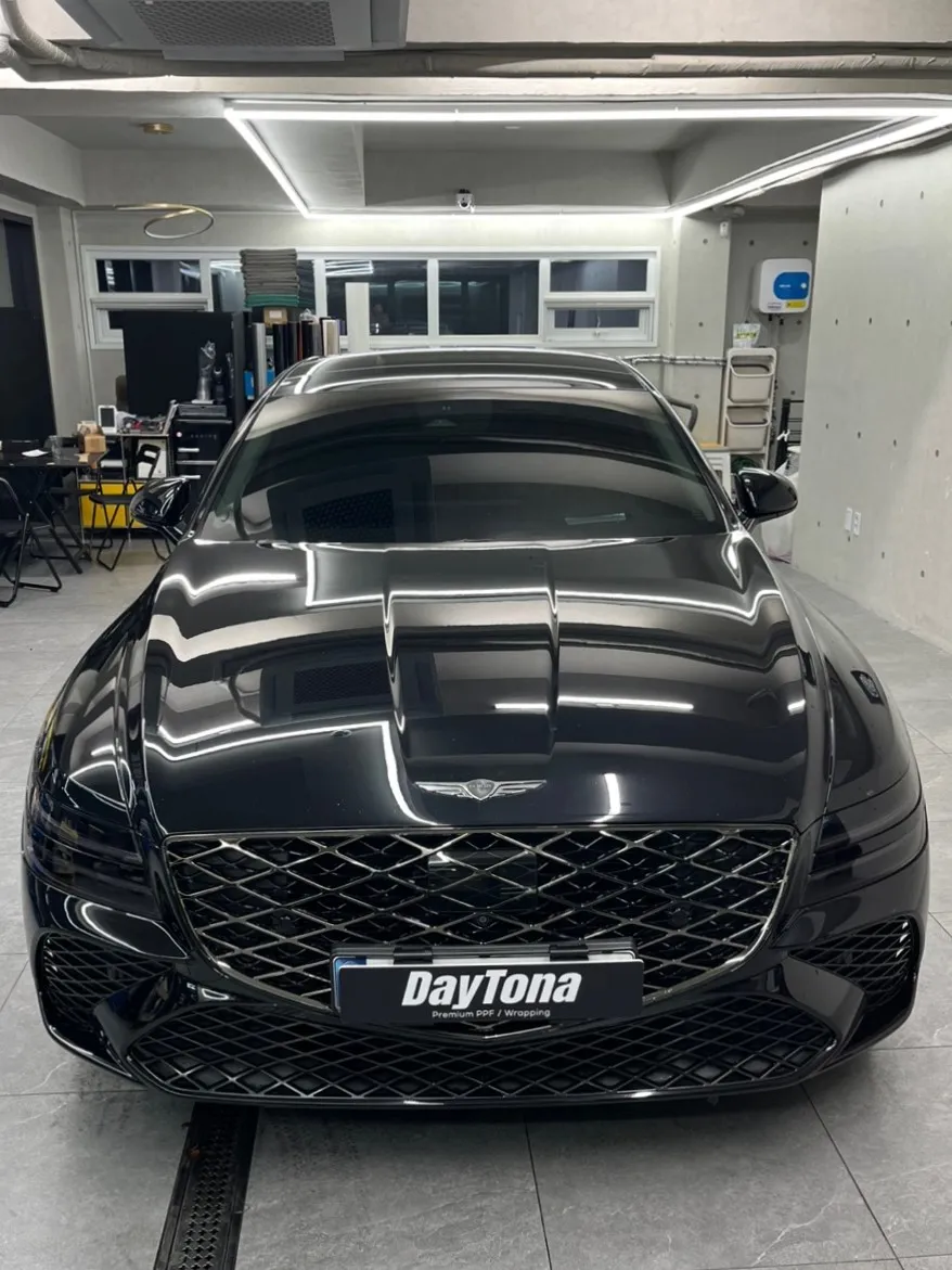 Genesis G80のカーラッピング：洗練されたブラックカスタム 施工写真 1-2