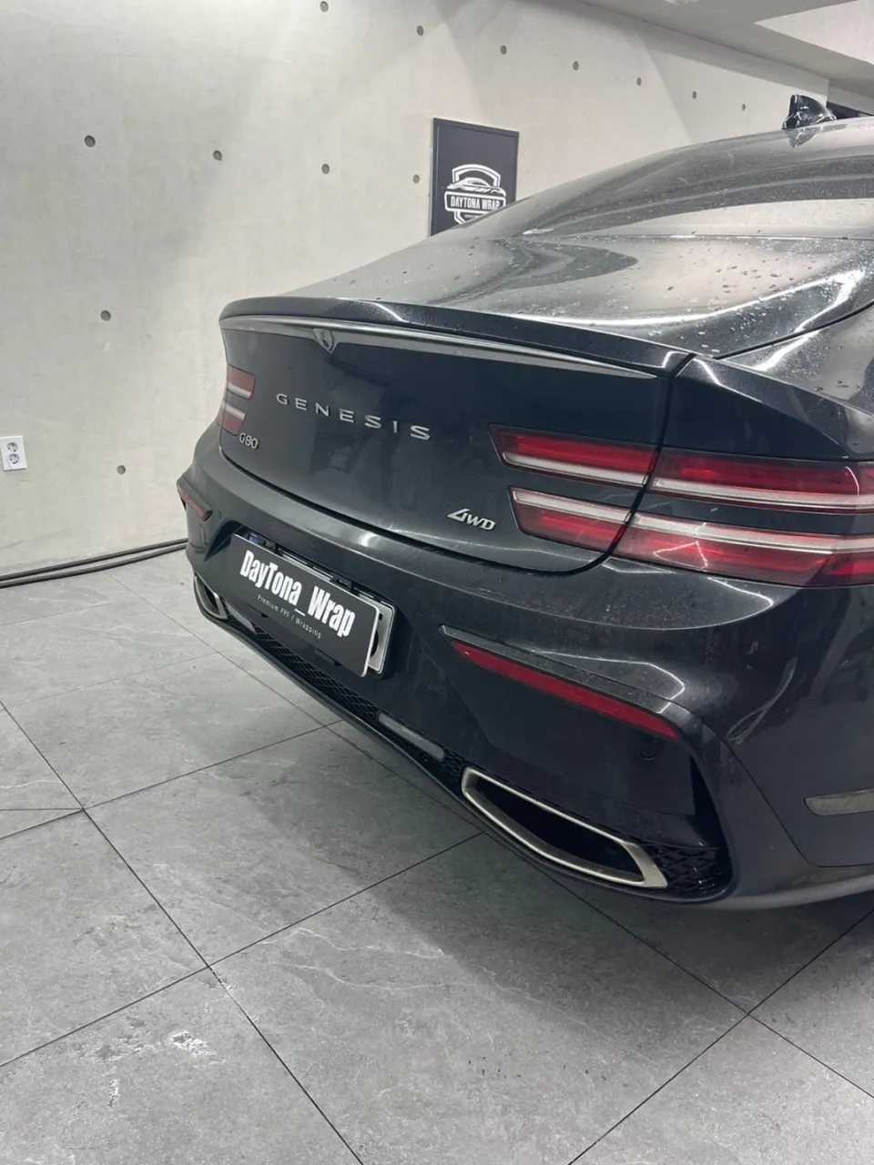 Genesis G80のカーラッピング：洗練されたブラックカスタム 施工写真 3-2