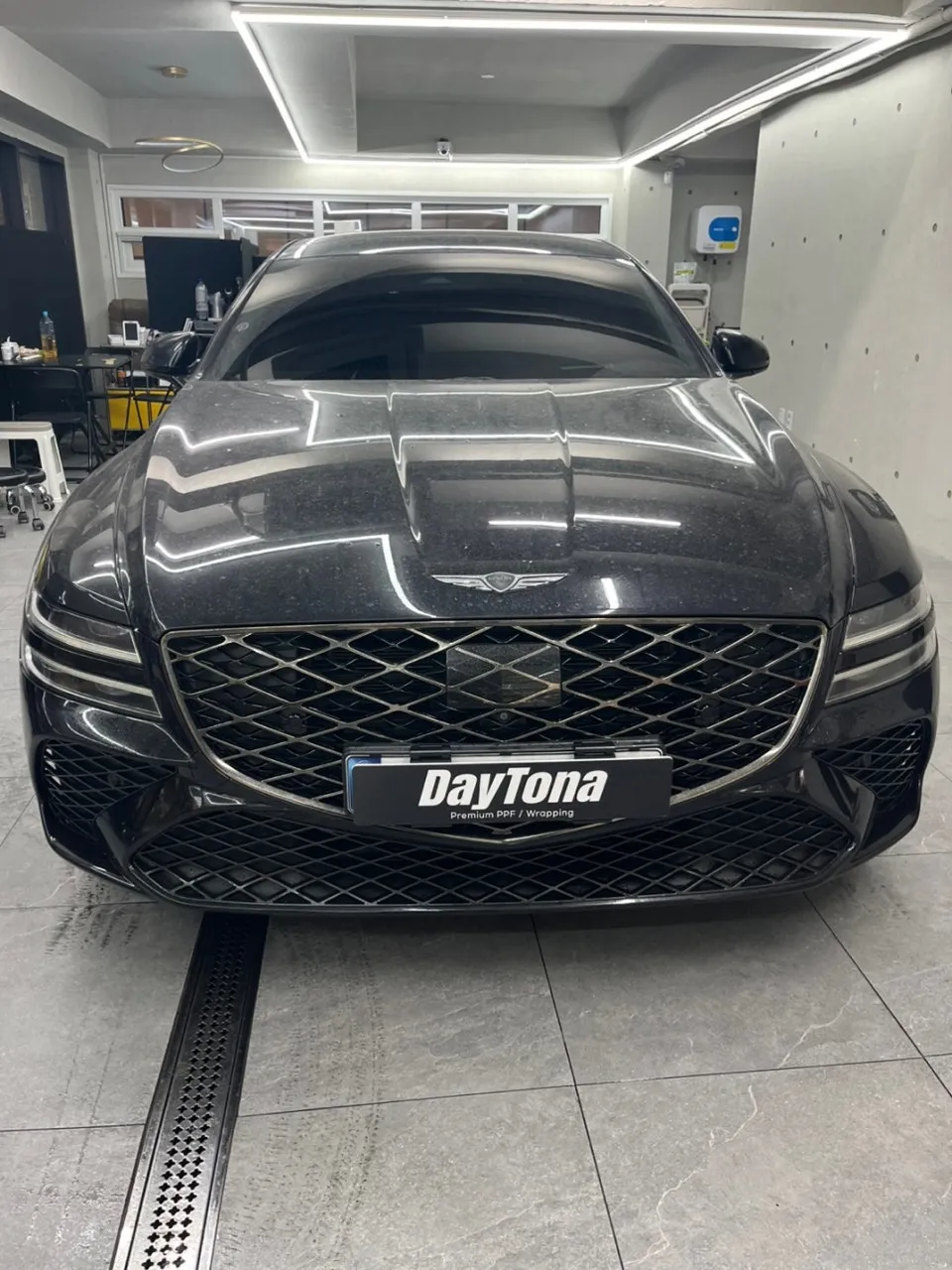 Genesis G80のカーラッピング：洗練されたブラックカスタム 施工写真 1-3
