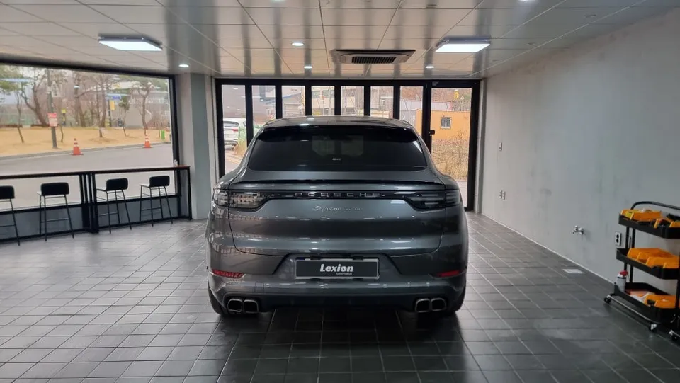 Porsche Cayenne E3 ambient lighting installation result
