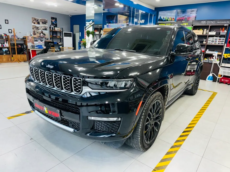Jeep Grand Cherokeeのカーラッピング事例|クローム除去で精悍な印象に 施工写真 2-1