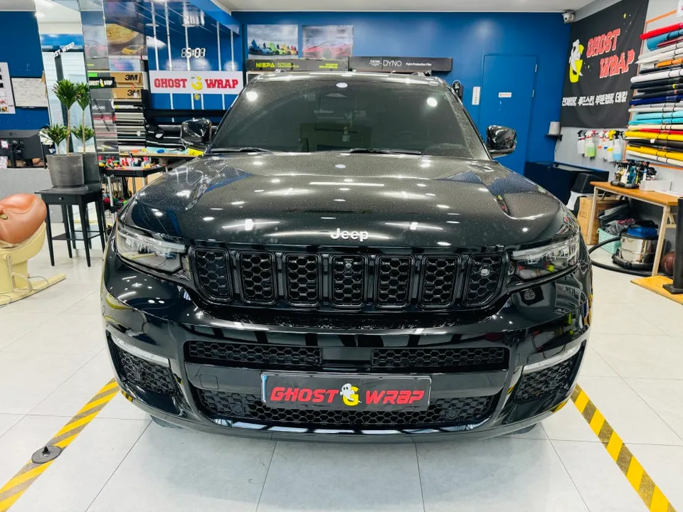 Jeep Grand Cherokeeのカーラッピング事例|クローム除去で精悍な印象に 施工写真 1-3