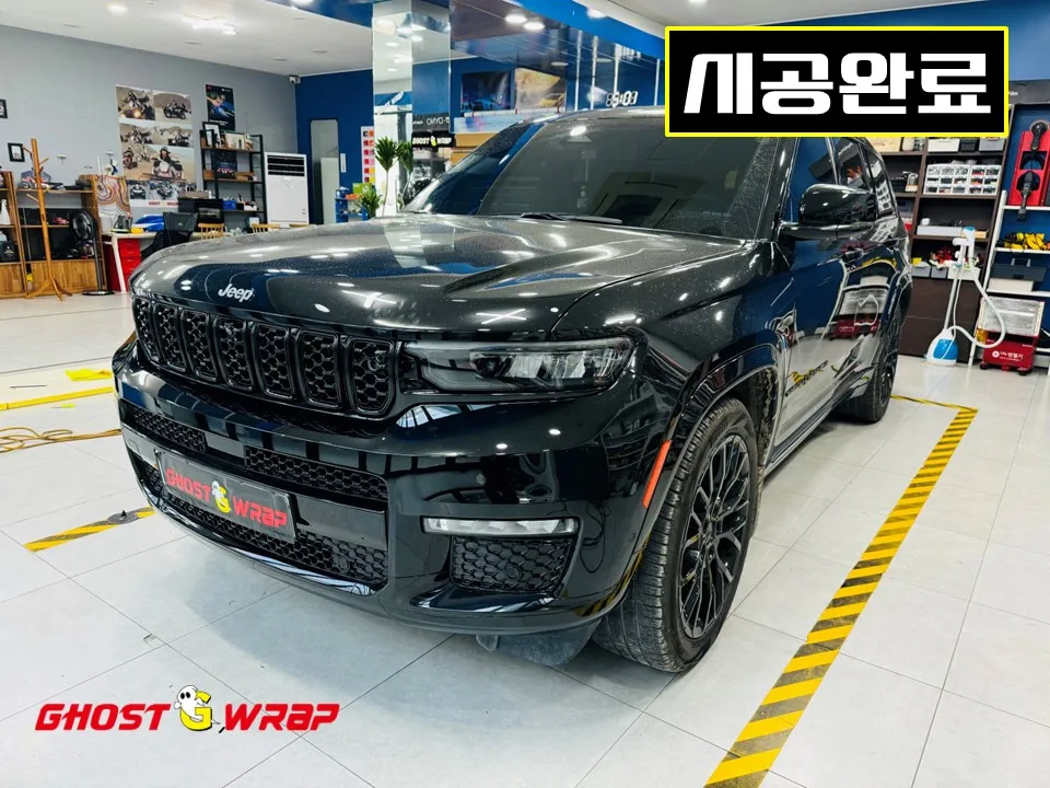 Jeep Grand Cherokeeのカーラッピング事例|クローム除去で精悍な印象に 施工写真 2-3