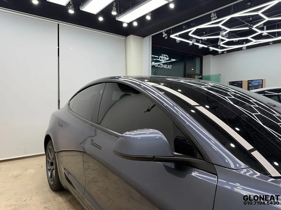 Tesla Model 3のカーラッピング事例|費用目安・仕上がり 施工写真 1-3