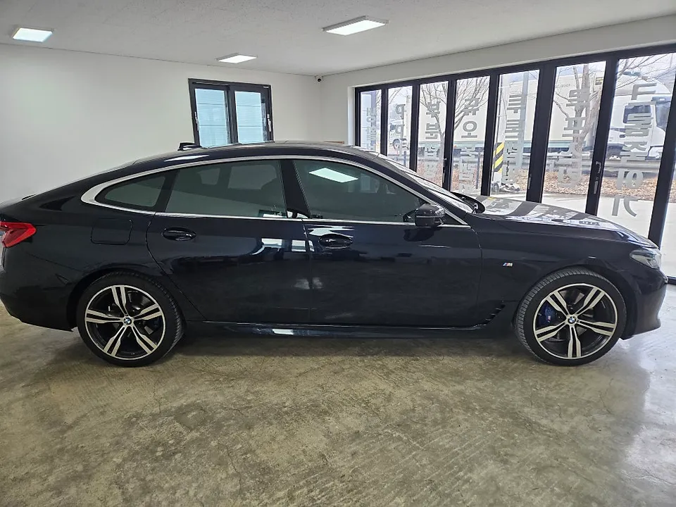 BMW 6GT vinyl wrap - BMW 6GT Chrome Delete Wrap Review - Enhanced Aesthetics photo 3