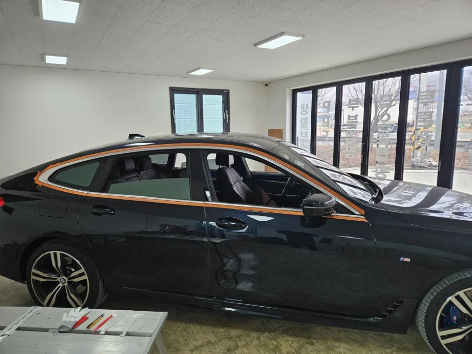 BMW 6 Series GTのカーラッピング事例：窓枠クロームメッキを艶黒に 施工写真 3-2