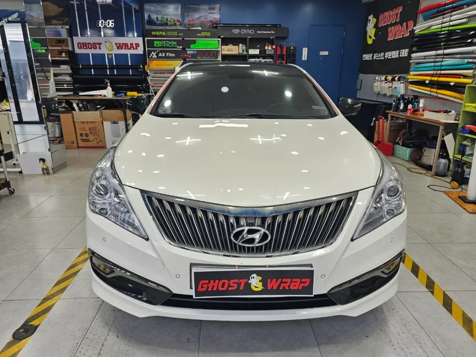 Hyundai Grandeur HGのカーラッピング事例｜サテンホワイト 施工写真 1-1