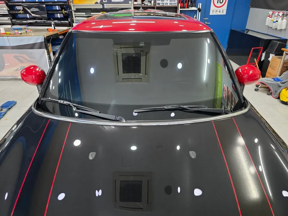MINI Coupeのカーラッピング事例:クロームモールをブラック化 施工写真 3-1