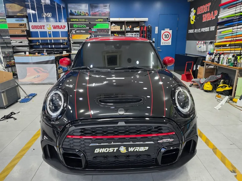 MINI Coupeのカーラッピング事例:クロームモールをブラック化 施工写真 3-2