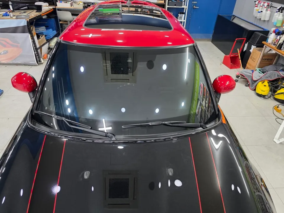 MINI Coupeのカーラッピング事例:クロームモールをブラック化 施工写真 1-3