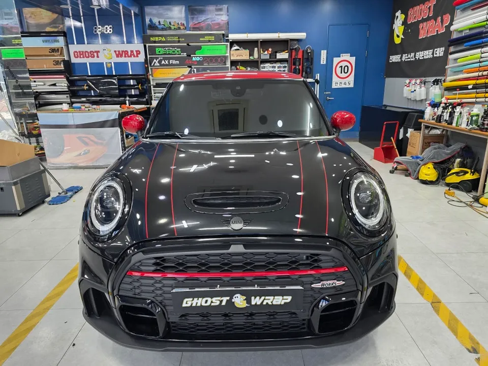 MINI Coupeのカーラッピング事例:クロームモールをブラック化 施工写真 3-3