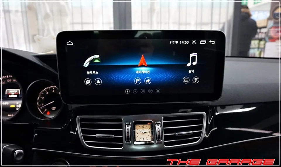 Mercedes-Benz E-Class W212のAndroid Auto・CarPlay取付事例 施工写真 1-3
