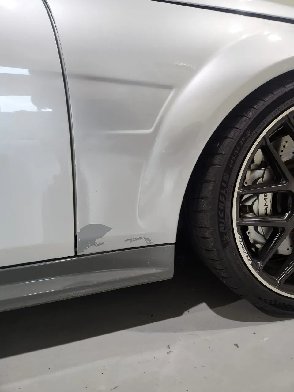Mercedes-Benz C63 AMGのカーラッピング事例｜高光沢フィルム施工 施工写真 3-2