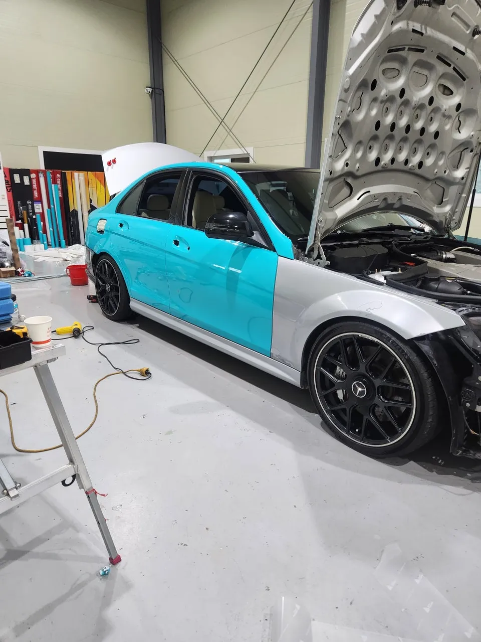 Mercedes-Benz C63 AMGのカーラッピング事例｜高光沢フィルム施工 施工写真 2-3