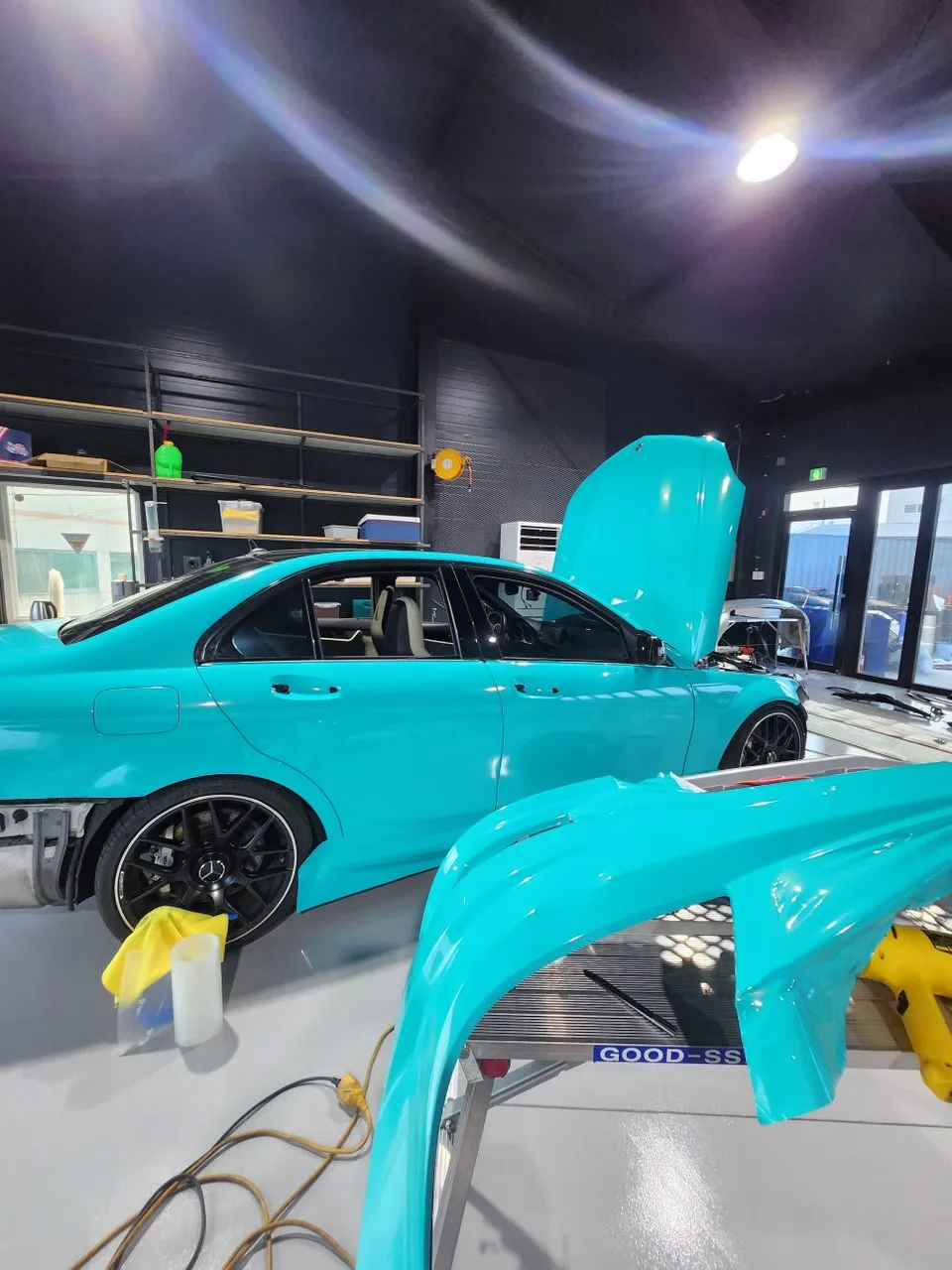 Mercedes-Benz C63 AMGのカーラッピング事例｜高光沢フィルム施工 施工写真 3-3