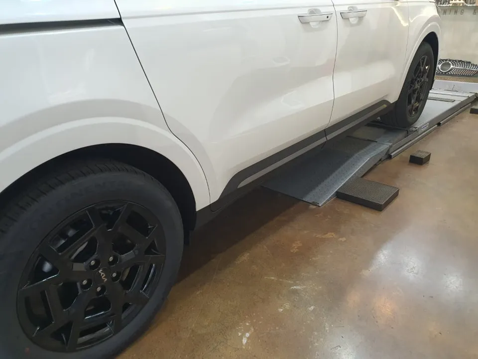 Kia Carnival KA4 body kit - Kia Carnival KA4 Body Kit Installation Review photo 3
