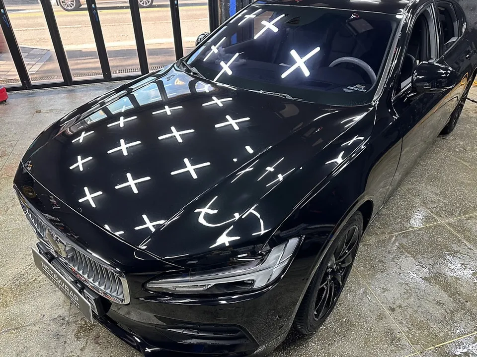 Volvo S90のツートンカーラッピング事例|個性を際立たせるカスタム 施工写真 1-1