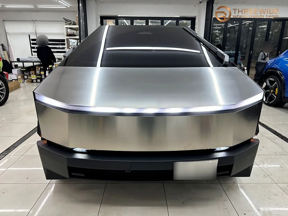 Tesla Cybertruckのカーラッピング事例|ミッドナイトブルー 施工写真 2-1
