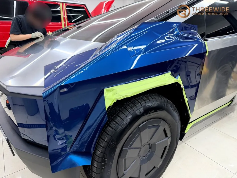 Tesla Cybertruckのカーラッピング事例|ミッドナイトブルー 施工写真 4-1