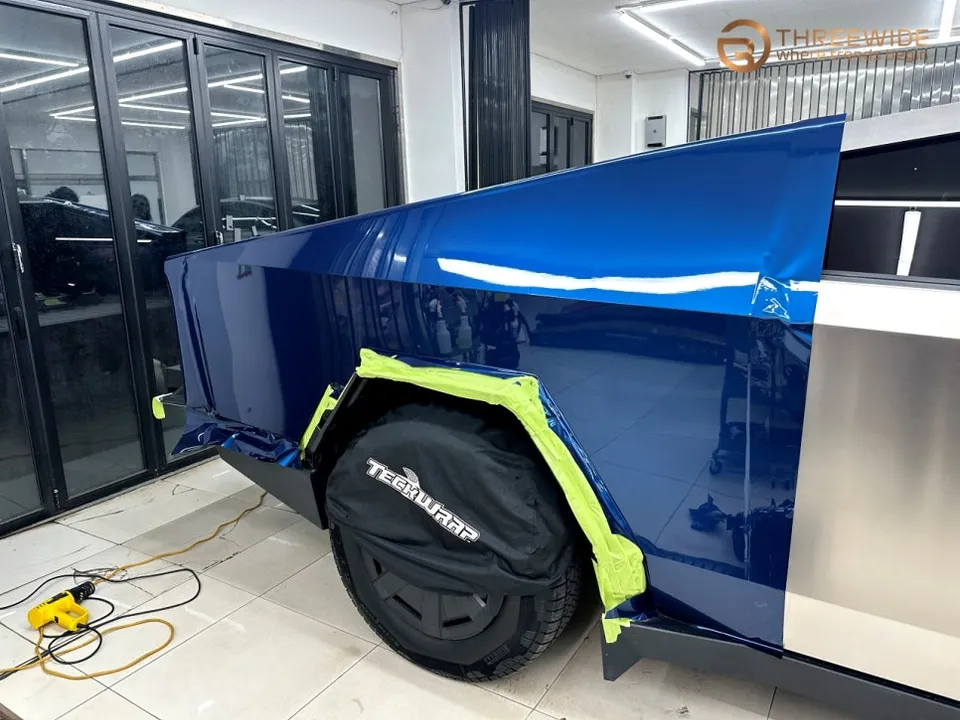 Tesla Cybertruckのカーラッピング事例|ミッドナイトブルー 施工写真 1-2