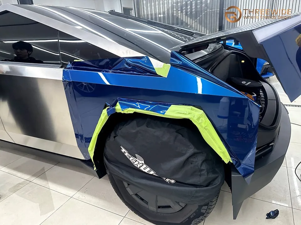 Tesla Cybertruckのカーラッピング事例|ミッドナイトブルー 施工写真 2-2