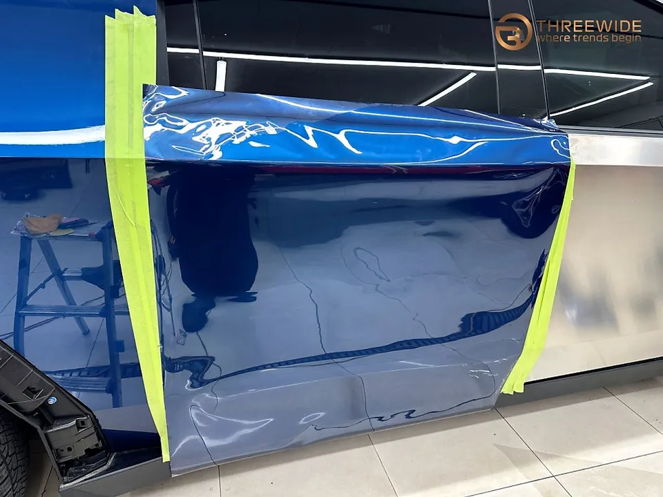 Tesla Cybertruckのカーラッピング事例|ミッドナイトブルー 施工写真 3-2