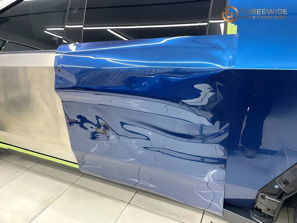 Tesla Cybertruckのカーラッピング事例|ミッドナイトブルー 施工写真 4-2