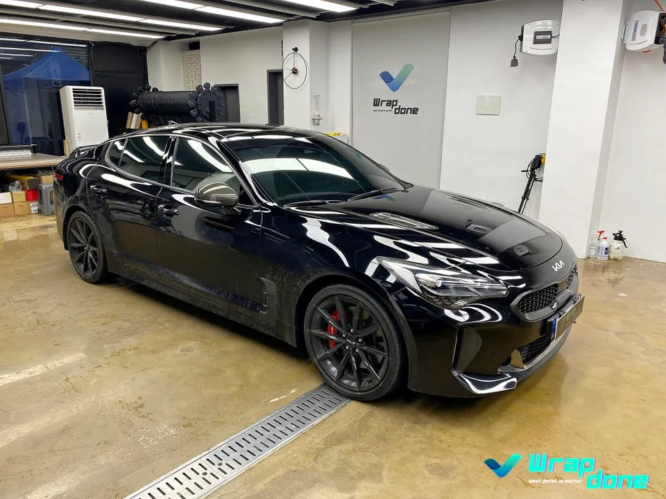 Kia Stingerのカーラッピング事例:クロームパーツのブラックアウト 施工写真 1-1