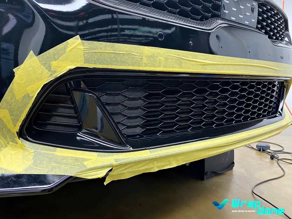 Kia Stingerのカーラッピング事例:クロームパーツのブラックアウト 施工写真 2-2