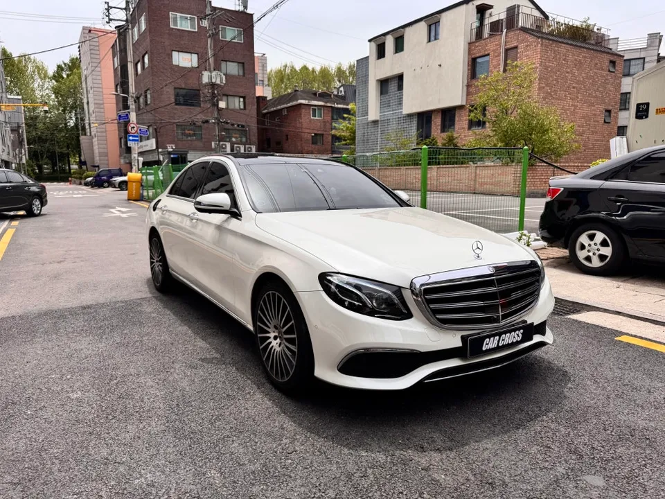 メルセデス・ベンツ Eクラス W213のカーラッピング事例 施工写真 2-1