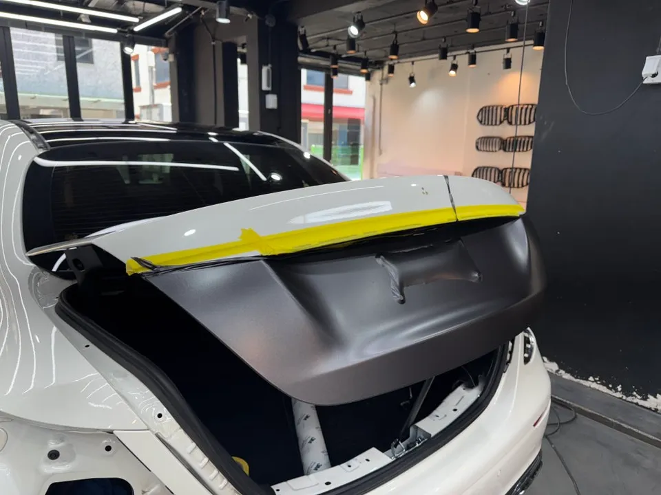 メルセデス・ベンツ Eクラス W213のカーラッピング事例 施工写真 2-2