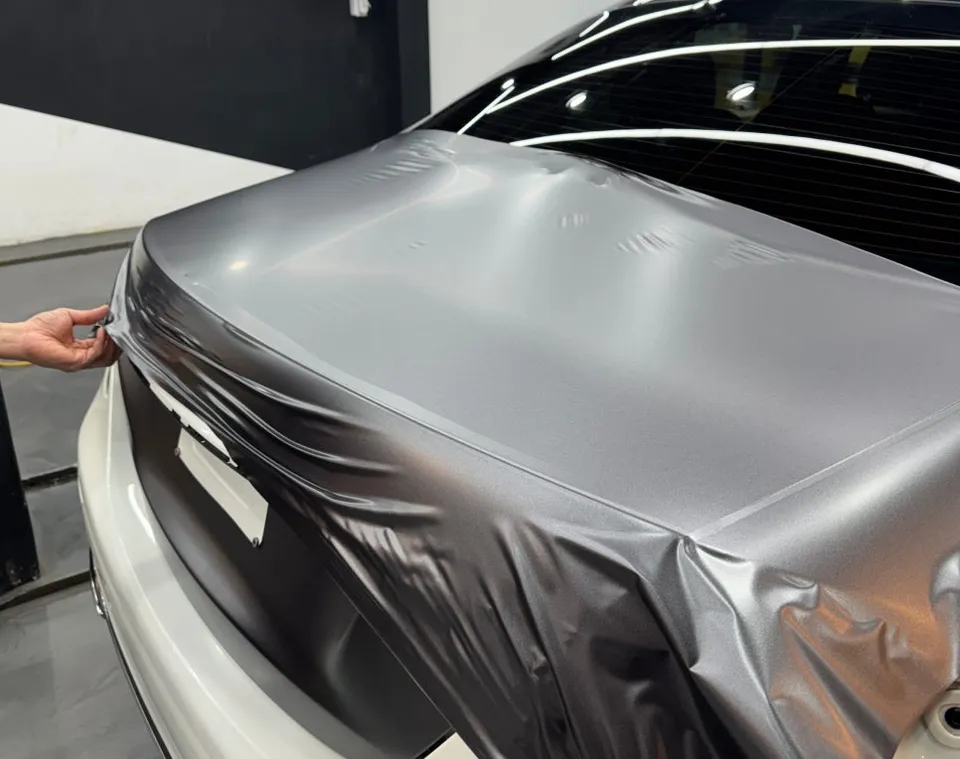 メルセデス・ベンツ Eクラス W213のカーラッピング事例 施工写真 3-2