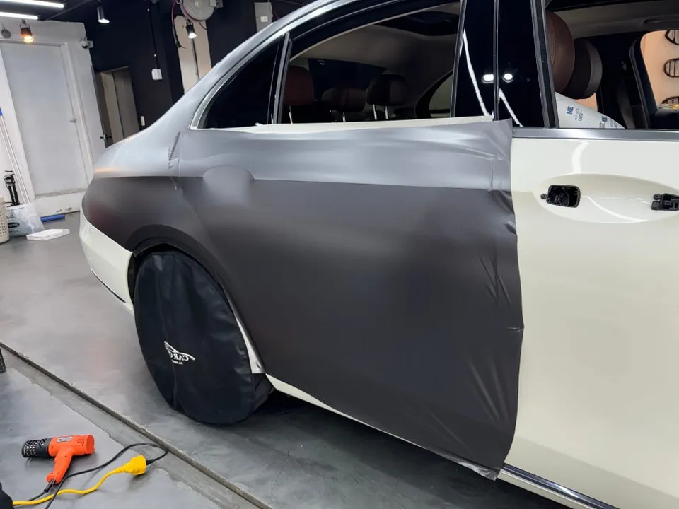 メルセデス・ベンツ Eクラス W213のカーラッピング事例 施工写真 1-3