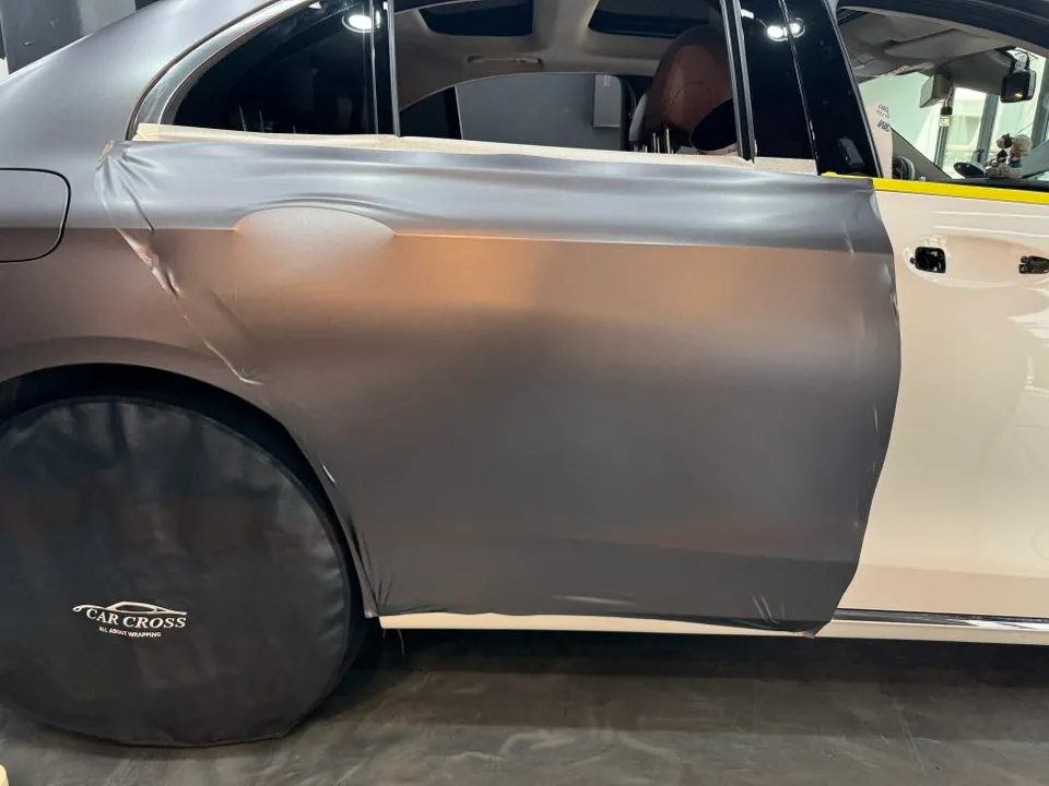 メルセデス・ベンツ Eクラス W213のカーラッピング事例 施工写真 2-3