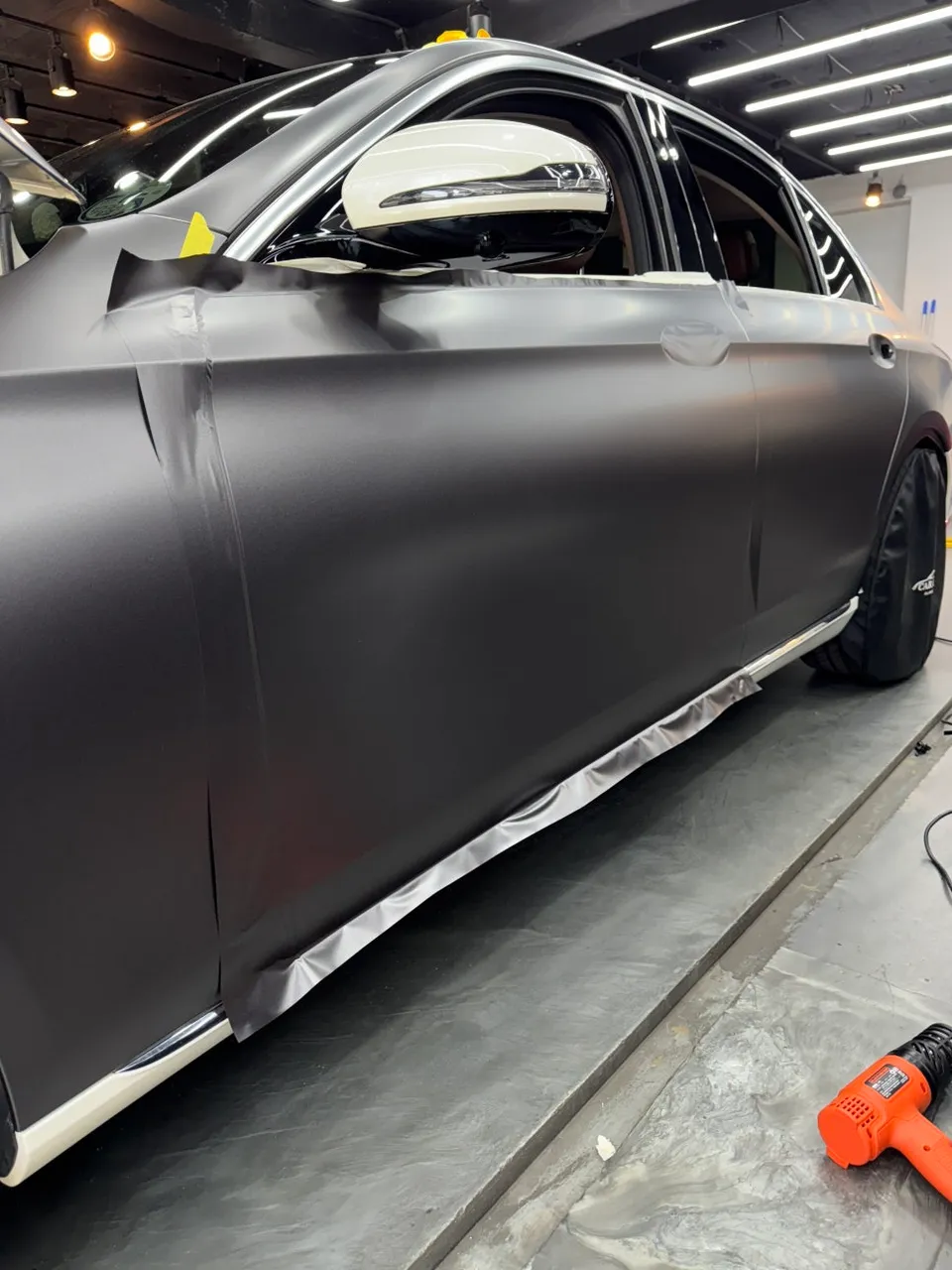 メルセデス・ベンツ Eクラス W213のカーラッピング事例 施工写真 3-3
