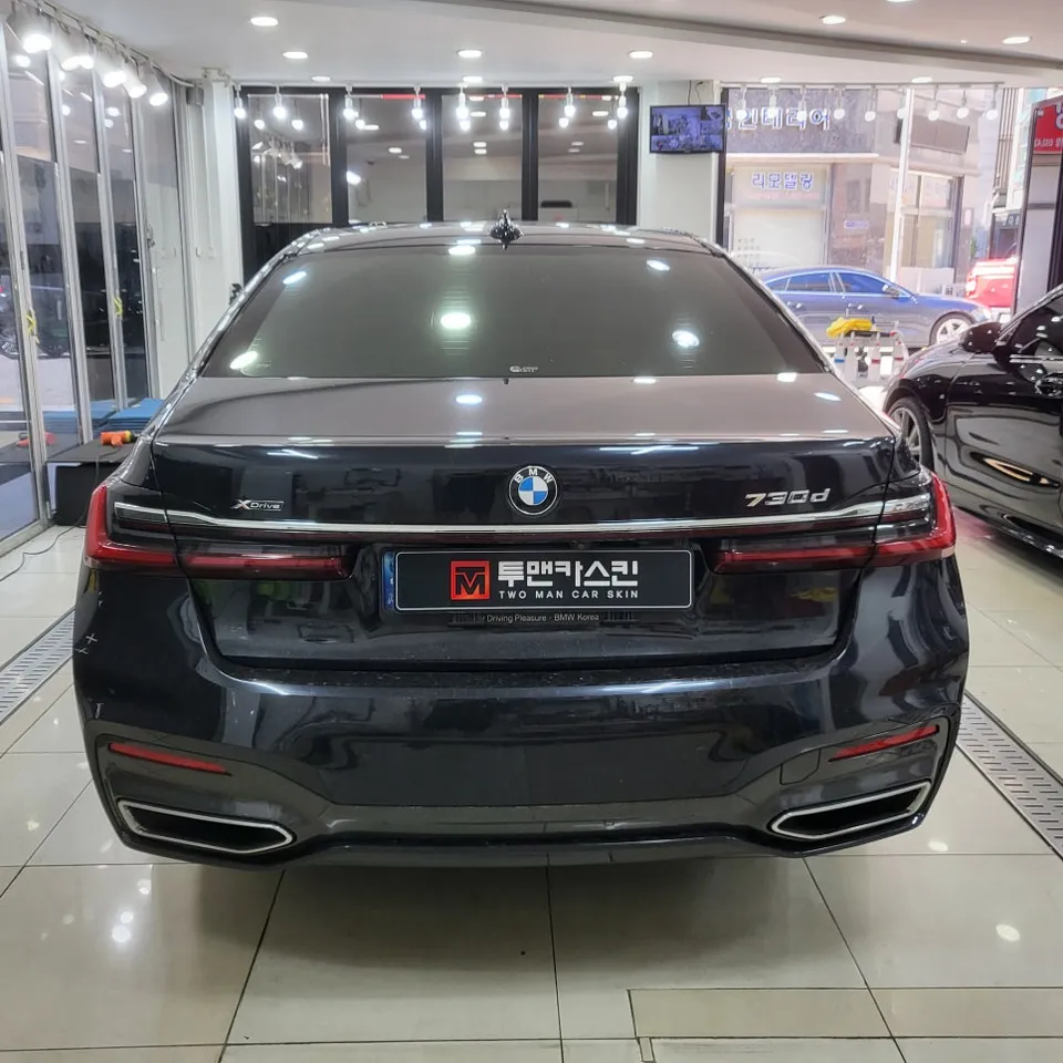 BMW 7 Seriesのカーラッピング事例|クロームメッキの印象変更 施工写真 3-1