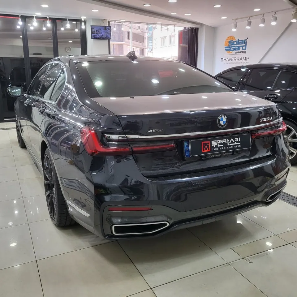 BMW 7 Seriesのカーラッピング事例|クロームメッキの印象変更 施工写真 1-2