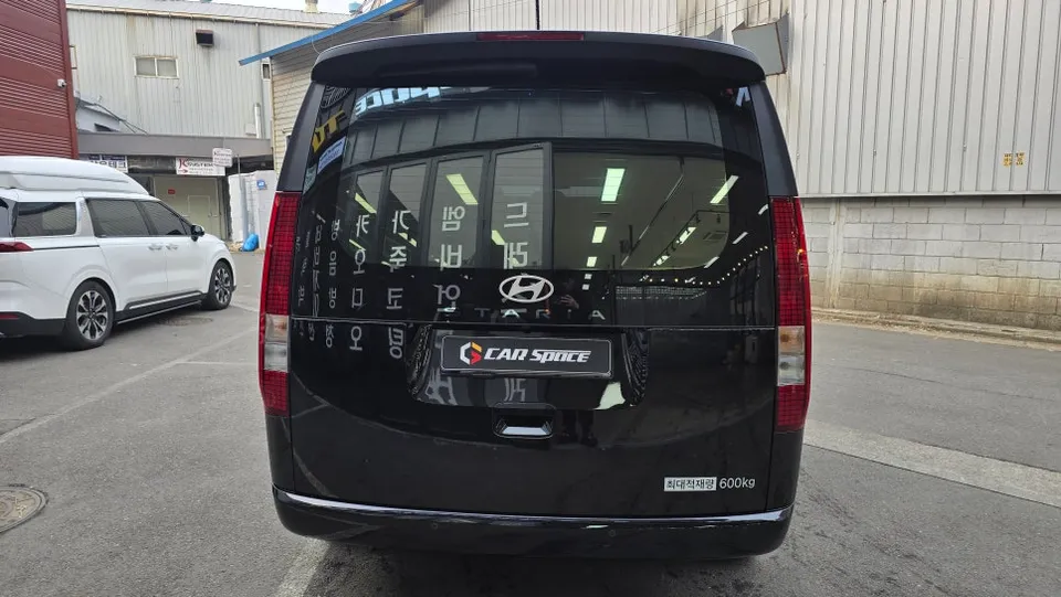 Hyundai Stariaのカーフィルム施工事例｜費用目安・仕上がり 施工写真 1-2