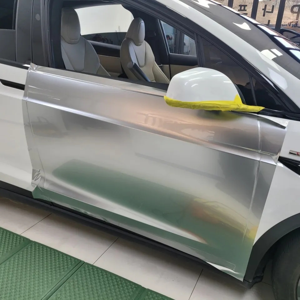 Tesla Model Xのカーラッピング事例|GTシルバーの高級感 施工写真 2-1