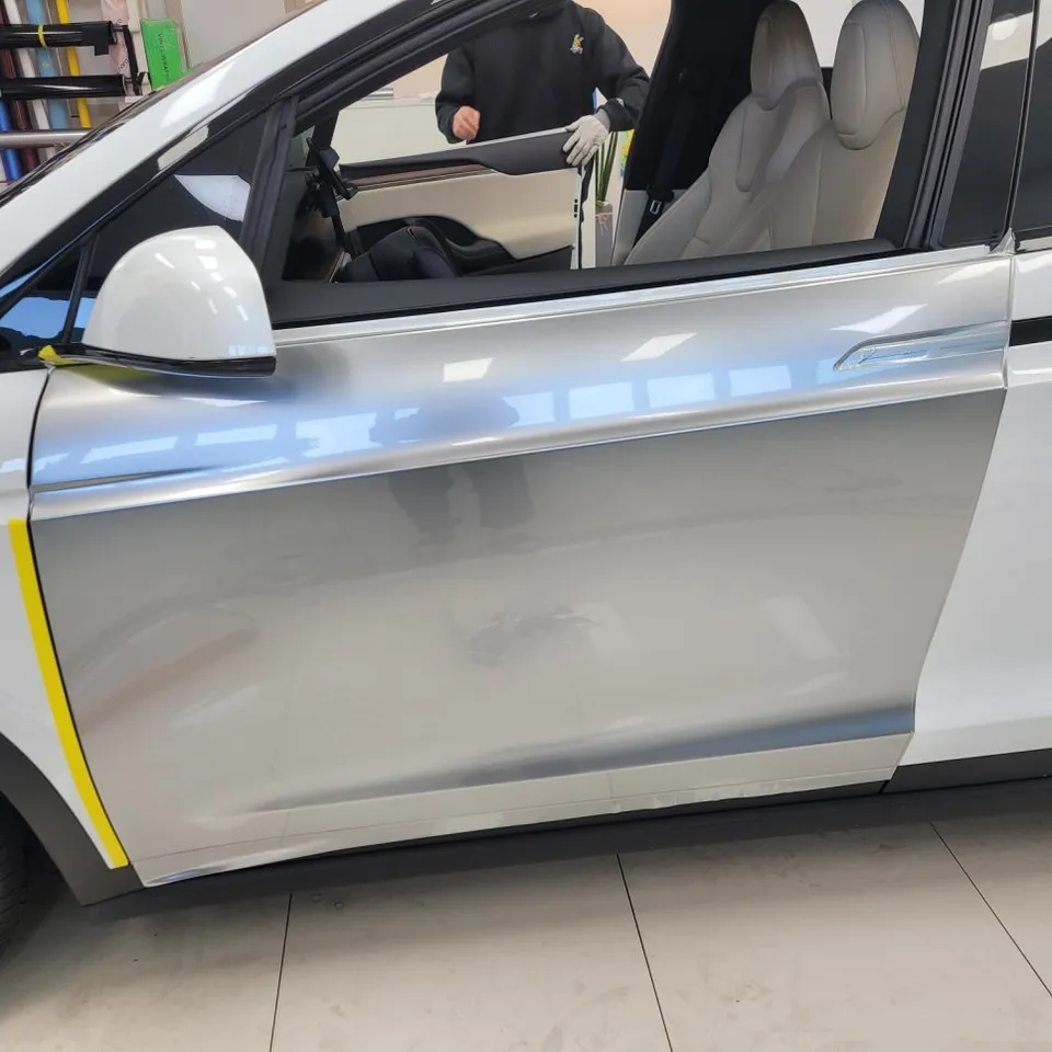 Tesla Model Xのカーラッピング事例|GTシルバーの高級感 施工写真 3-1