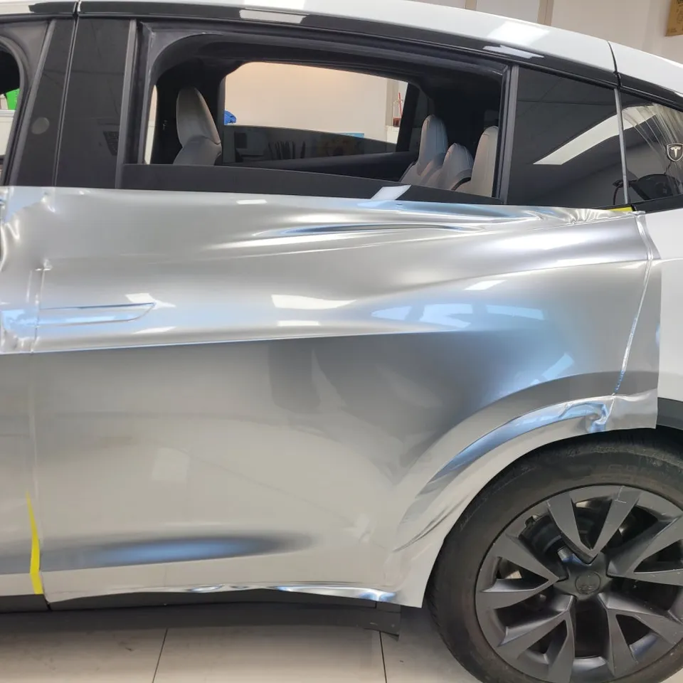 Tesla Model Xのカーラッピング事例|GTシルバーの高級感 施工写真 2-2