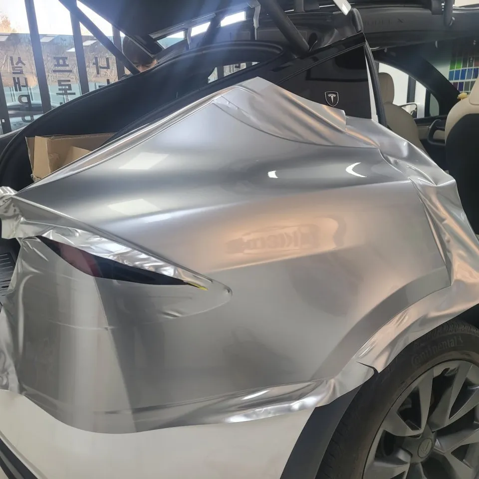 Tesla Model Xのカーラッピング事例|GTシルバーの高級感 施工写真 3-2