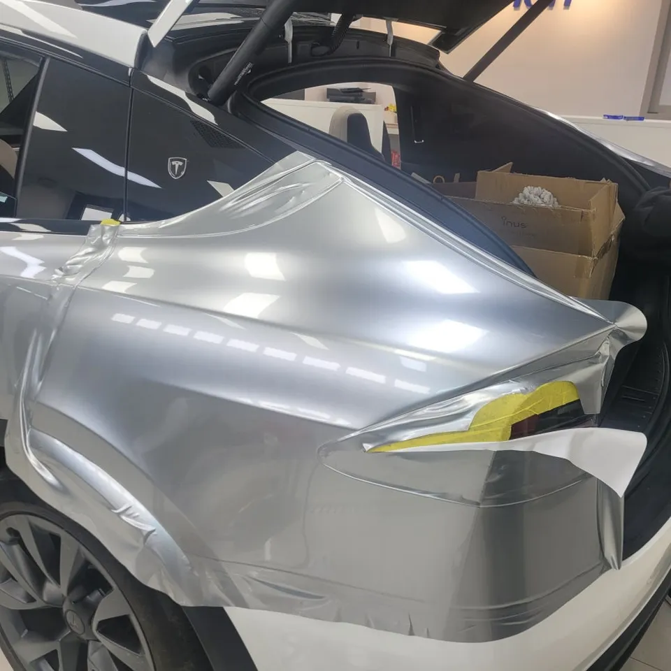 Tesla Model Xのカーラッピング事例|GTシルバーの高級感 施工写真 1-3