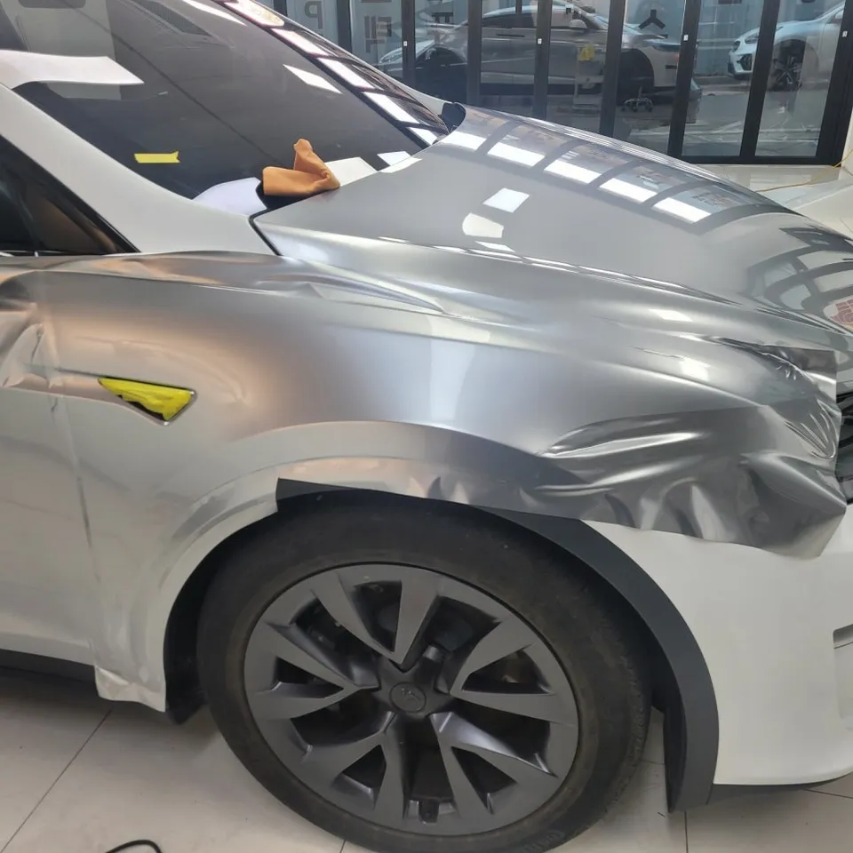 Tesla Model Xのカーラッピング事例|GTシルバーの高級感 施工写真 2-3