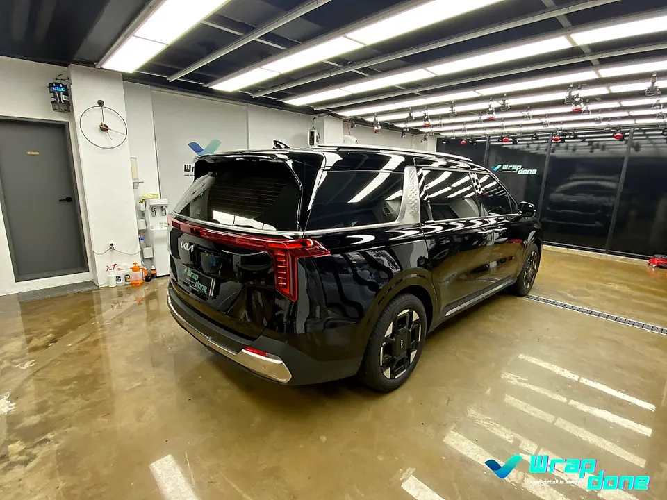Kia Carnival KA4のCピラーラッピング事例|費用目安・仕上がり 施工写真 2-1