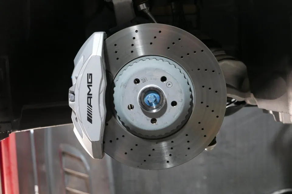 Mercedes-Benz SLS 53 caliper painting - Mercedes-Benz SLS 53 Caliper Paint Review — Bronze Finish photo 4